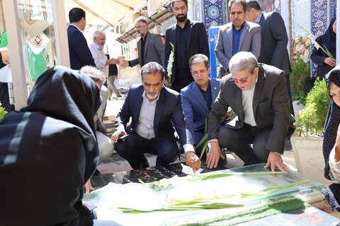 ادای احترام رئیس سازمان بهزیستی به شهدا در گلزار شهدای کرمان