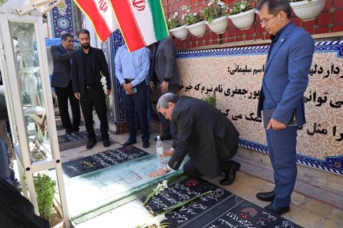 ادای احترام رئیس سازمان بهزیستی به شهدا در گلزار شهدای کرمان
