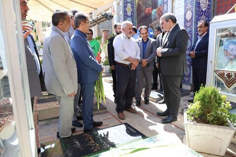 ادای احترام رئیس سازمان بهزیستی به شهدا در گلزار شهدای کرمان