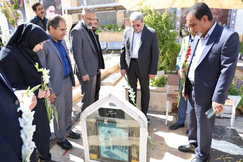 ادای احترام رئیس سازمان بهزیستی به شهدا در گلزار شهدای کرمان