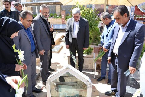 ادای احترام رئیس سازمان بهزیستی به شهدا در گلزار شهدای کرمان