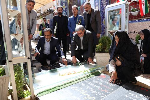 ادای احترام رئیس سازمان بهزیستی به شهدا در گلزار شهدای کرمان