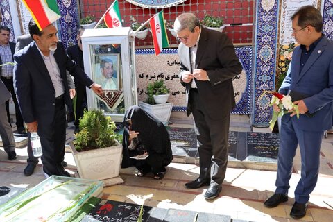 ادای احترام رئیس سازمان بهزیستی به شهدا در گلزار شهدای کرمان