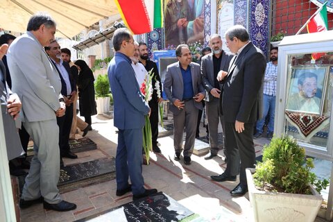 ادای احترام رئیس سازمان بهزیستی به شهدا در گلزار شهدای کرمان