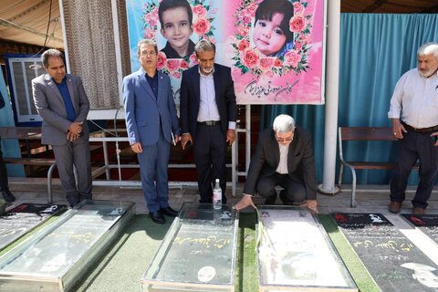 ادای احترام رئیس سازمان بهزیستی به شهدا در گلزار شهدای کرمان