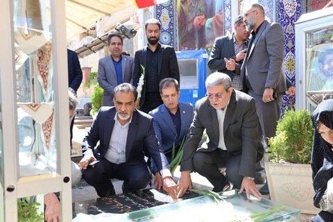 ادای احترام رئیس سازمان بهزیستی به شهدا در گلزار شهدای کرمان