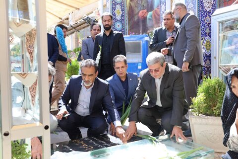 ادای احترام رئیس سازمان بهزیستی به شهدا در گلزار شهدای کرمان
