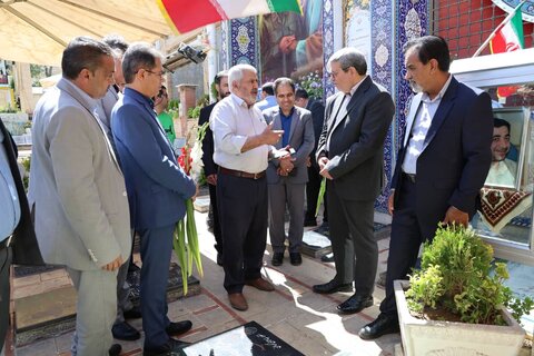 ادای احترام رئیس سازمان بهزیستی به شهدا در گلزار شهدای کرمان