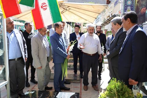 ادای احترام رئیس سازمان بهزیستی به شهدا در گلزار شهدای کرمان