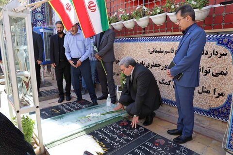 ادای احترام رئیس سازمان بهزیستی به شهدا در گلزار شهدای کرمان
