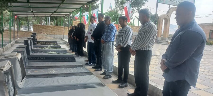 عطرافشانی مزار شهدای کامیاران به مناسبت هفته بهزیستی