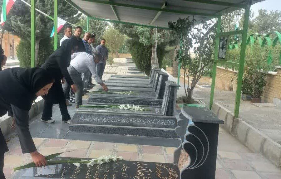 عطرافشانی مزار شهدای کامیاران به مناسبت هفته بهزیستی