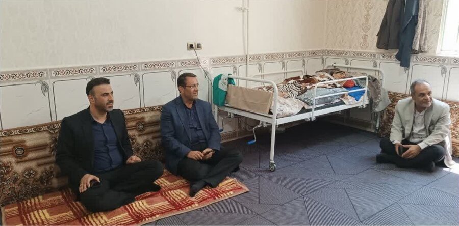 قزوین | دیدار مسئولان با مددجوی ضایعه نخاعی در اقبالیه