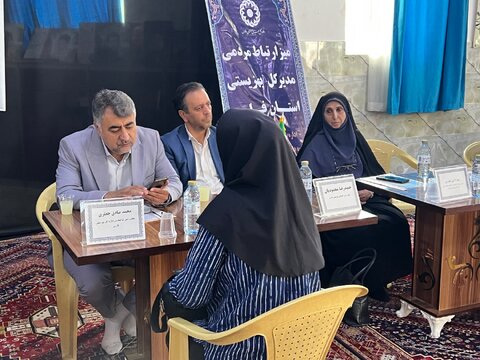 میز ارتباطات مردمی مدیرکل بهزیستی فارس در مهدیه صدرابهزیستی در مسیر آرمان های انقلاب و شهدا