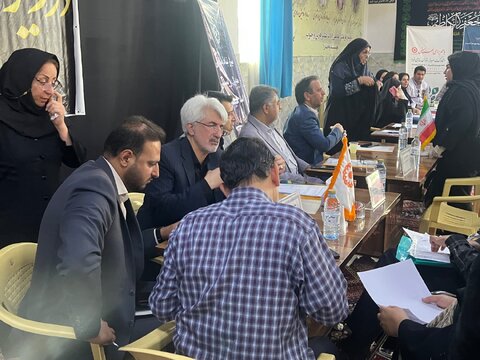میز ارتباطات مردمی مدیرکل بهزیستی فارس در مهدیه صدرابهزیستی در مسیر آرمان های انقلاب و شهدا
