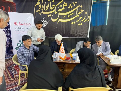 میز ارتباطات مردمی مدیرکل بهزیستی فارس در مهدیه صدرابهزیستی در مسیر آرمان های انقلاب و شهدا