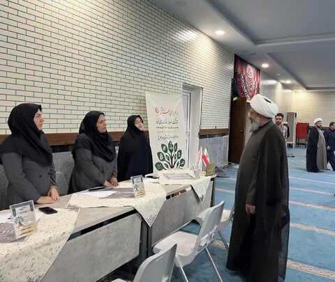 میز خدمت در شهر هشتگرد و در محل مصلی امام خمینی (ره) برگزار شد