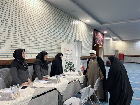 میز خدمت در شهر هشتگرد و در محل مصلی امام خمینی (ره) برگزار شد