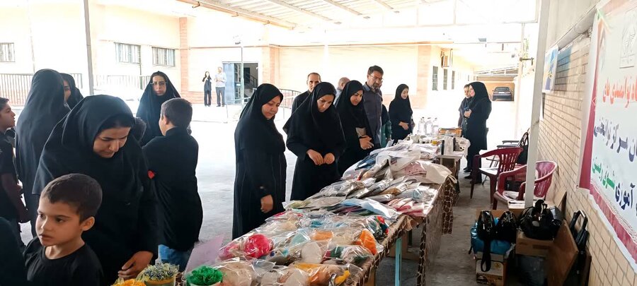افتتاح نمایشگاه دستاوردهای توانخواهان و گروه همیار در شاهین‌دژ به مناسبت هفته بهزیستی