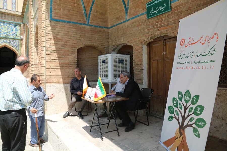 سنندج | میز خدمت بهزیستی با حضور مدیرکل در مسجد جامع برپا شد