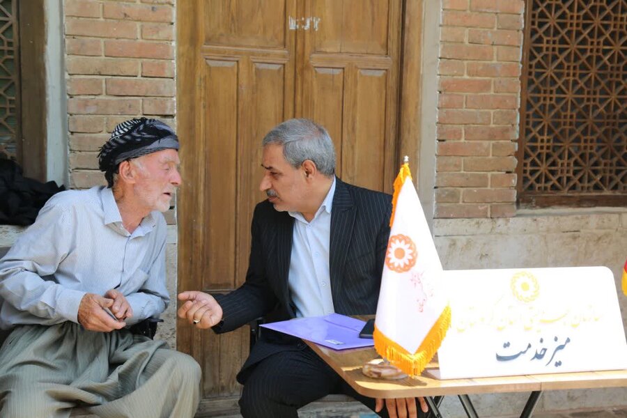 سنندج | میز خدمت بهزیستی با حضور مدیرکل در مسجد جامع برپا شد