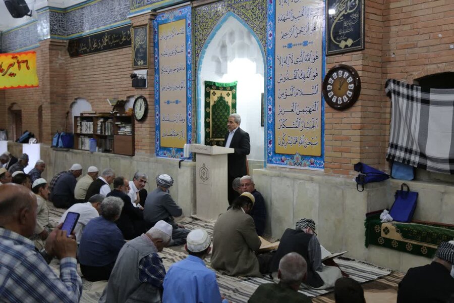 سنندج | میز خدمت بهزیستی با حضور مدیرکل در مسجد جامع برپا شد