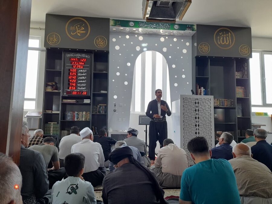 تبیین خدمات بهزیستی در نماز جمعه مریوان/ میز خدمت بهزیستی در مسجد جامع قباء برپا شد