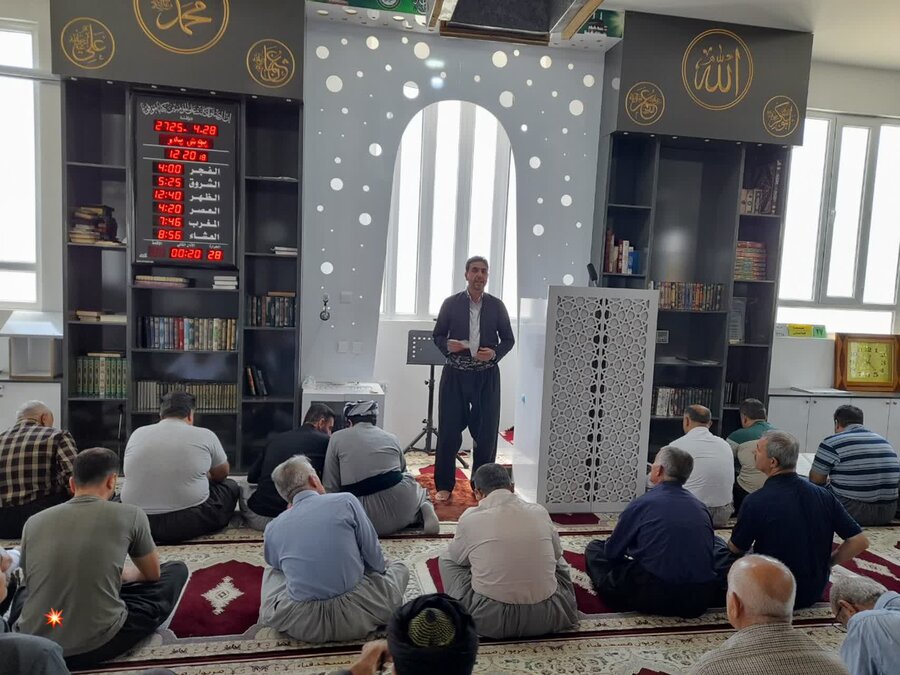 تبیین خدمات بهزیستی در نماز جمعه مریوان/ میز خدمت بهزیستی در مسجد جامع قباء برپا شد