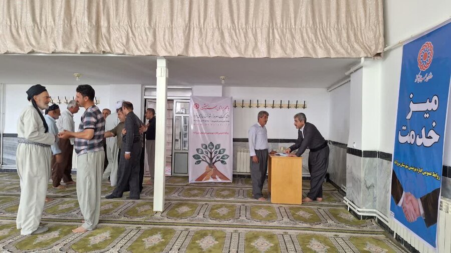 برپایی میز خدمت بهزیستی سروآباد در مسجد جامع شهر
