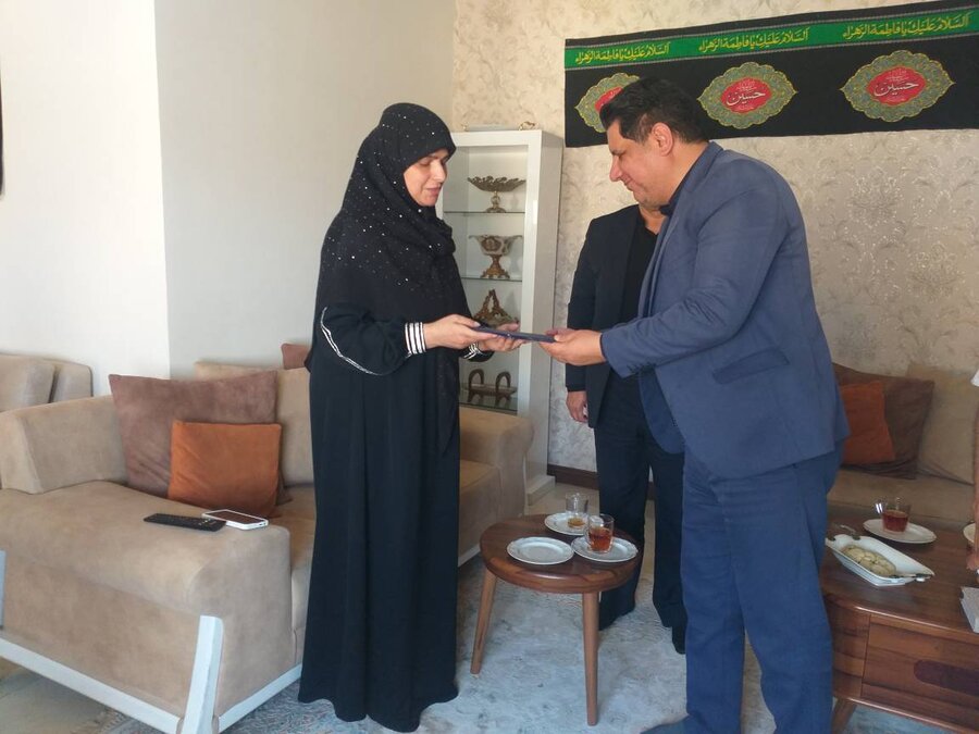 پردیس | دیدار رئیس اداره بهزیستی با خانواده پاسدار شهید جهانی به مناسبت هفته بهزیستی