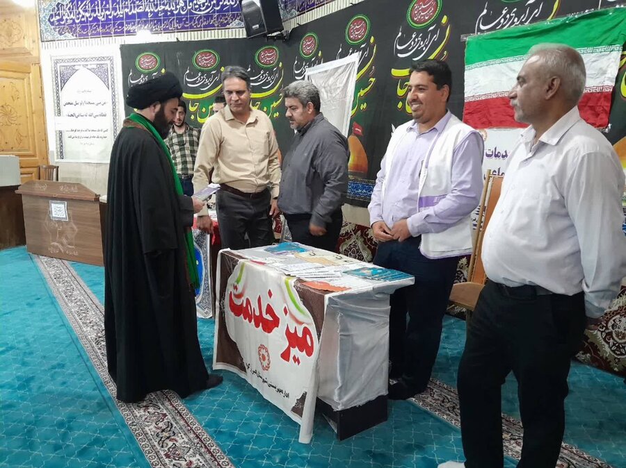 فیروزکوه | استقرار میز خدمت به مناسبت هفته بهزیستی در مسجد امام حسین (ع)
