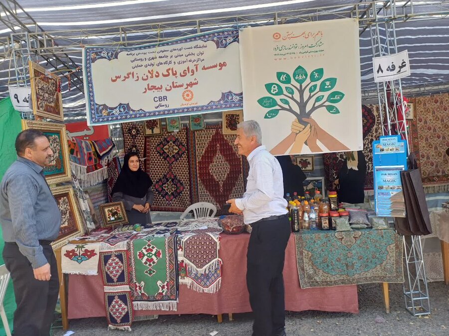 برپایی نمایشگاه صنایع دستی و مواد غذایی توانخواهان و زنان سرپرست خانوار در بیجار