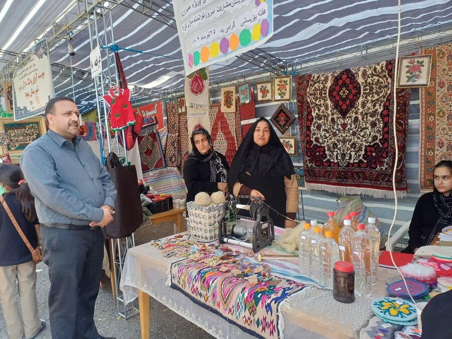 برپایی نمایشگاه صنایع دستی و مواد غذایی توانخواهان و زنان سرپرست خانوار در بیجار