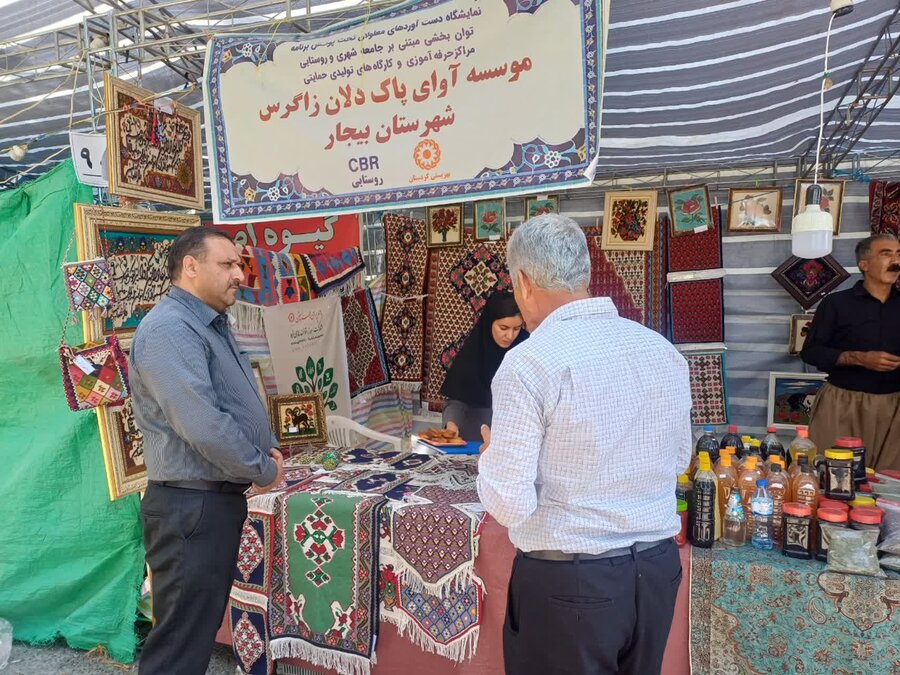 برپایی نمایشگاه صنایع دستی و مواد غذایی توانخواهان و زنان سرپرست خانوار در بیجار