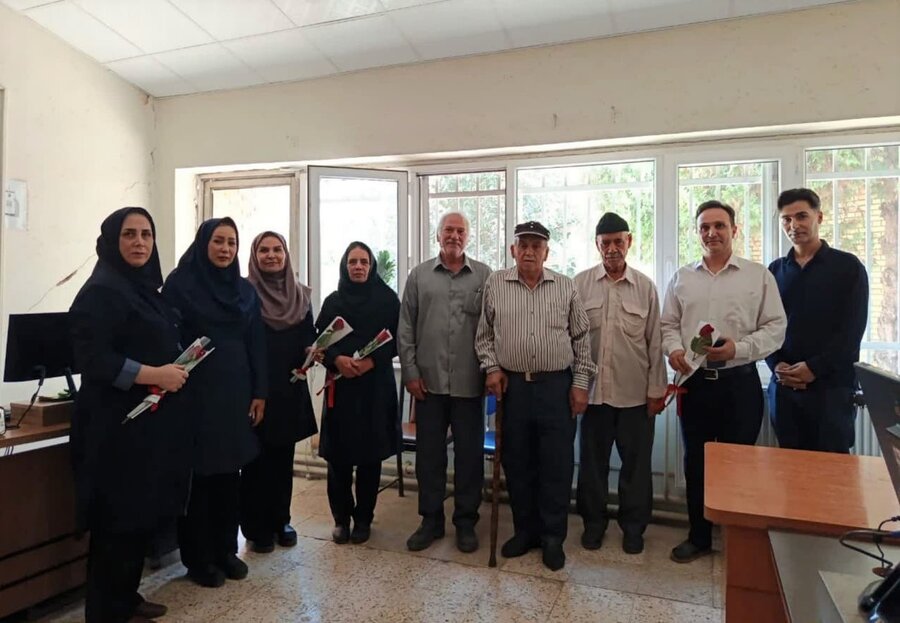 تکریم مسئولان و کارکنان بهزیستی توسط سالمندان