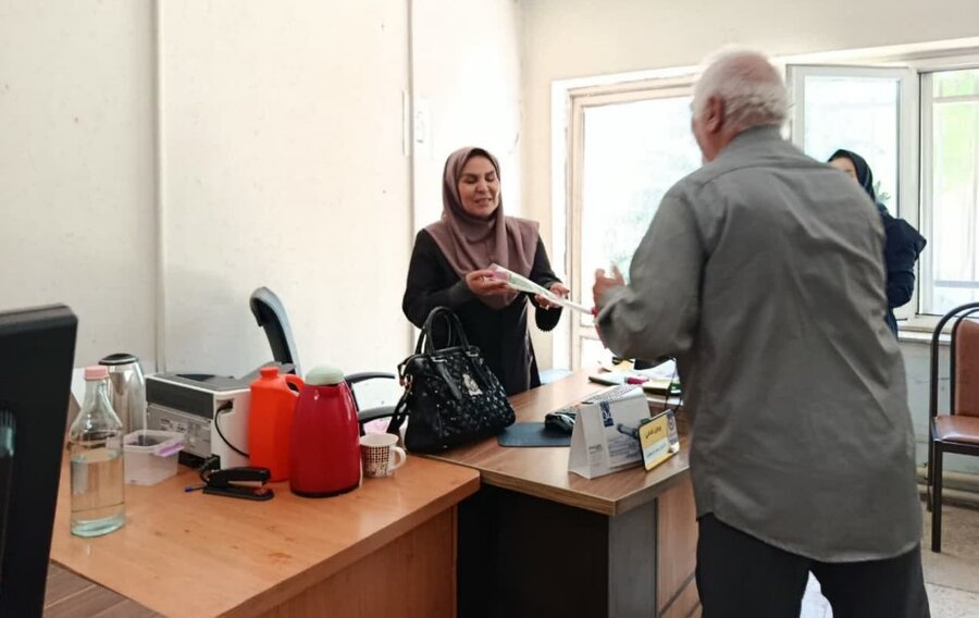 تکریم مسئولان و کارکنان بهزیستی توسط سالمندان