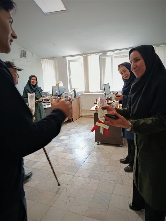 تکریم مسئولان و کارکنان بهزیستی توسط سالمندان