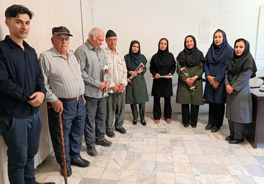 تکریم مسئولان و کارکنان بهزیستی توسط سالمندان