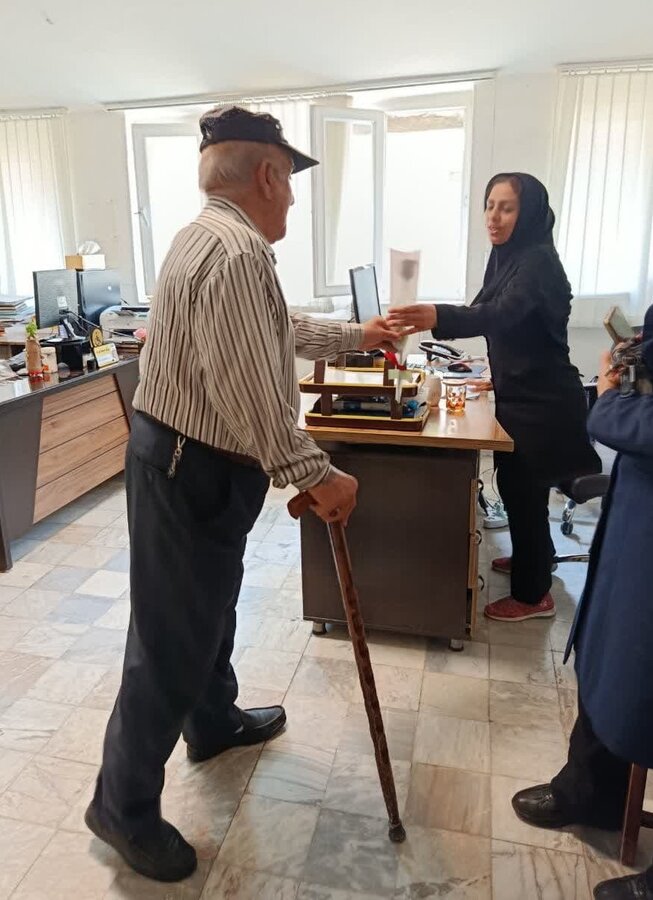تکریم مسئولان و کارکنان بهزیستی توسط سالمندان