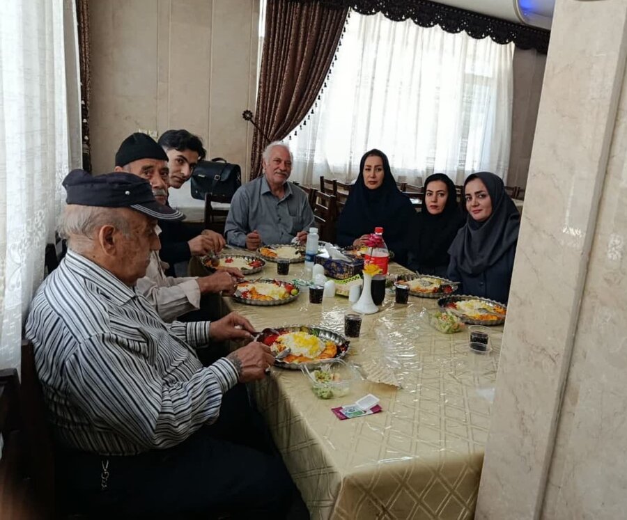 تکریم مسئولان و کارکنان بهزیستی توسط سالمندان