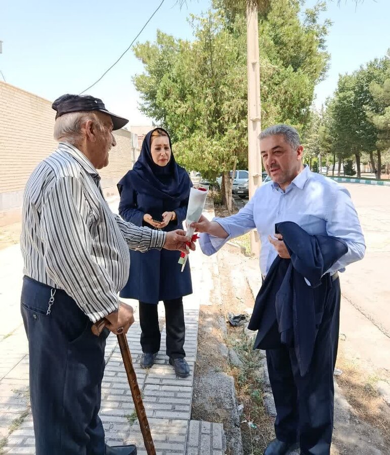 تکریم مسئولان و کارکنان بهزیستی توسط سالمندان
