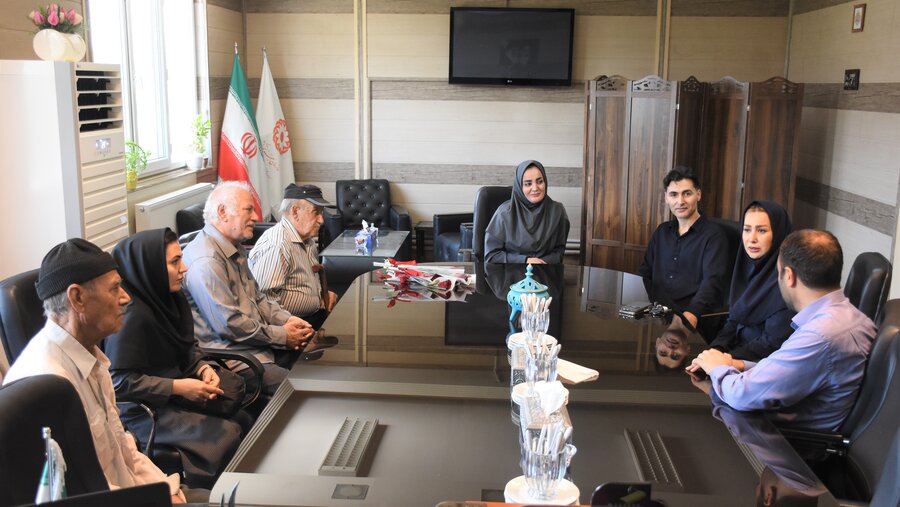 تکریم مسئولان و کارکنان بهزیستی توسط سالمندان