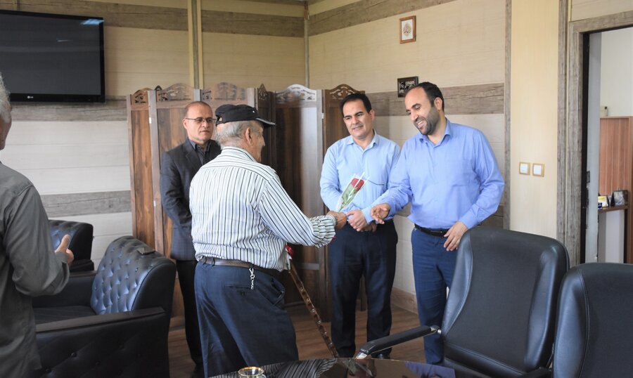 تکریم مسئولان و کارکنان بهزیستی توسط سالمندان