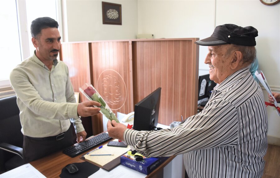 تکریم مسئولان و کارکنان بهزیستی توسط سالمندان
