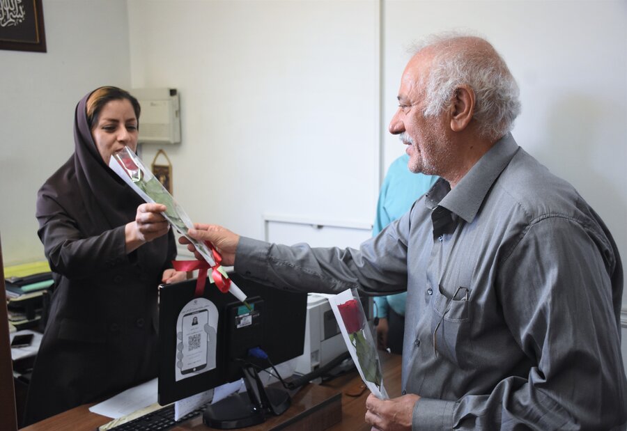 تکریم مسئولان و کارکنان بهزیستی توسط سالمندان