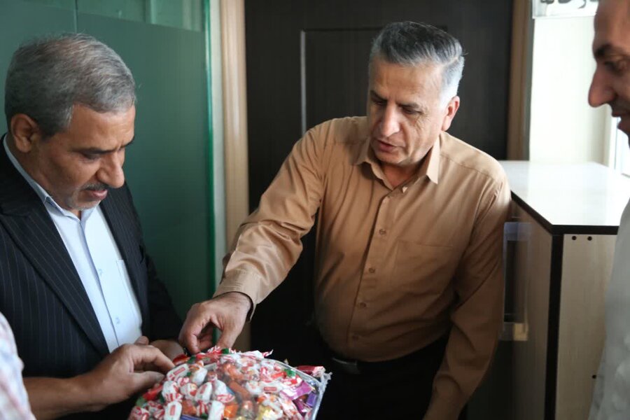 توزیع شکلات بین کارکنان بهزیستی کردستان