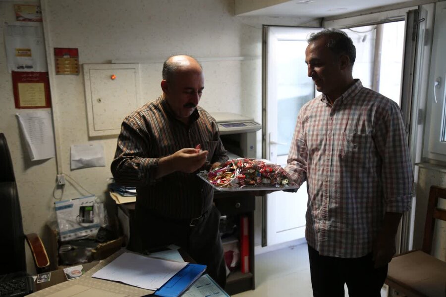 توزیع شکلات بین کارکنان بهزیستی کردستان