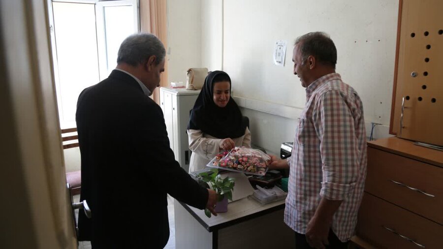 توزیع شکلات بین کارکنان بهزیستی کردستان