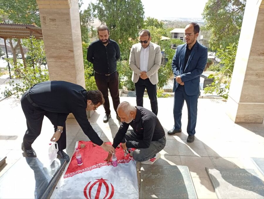 دماوند | غبارروبی و عطر افشانی مزار شهید جنگ تحمیلی ۱۲ روزه و شهدای محله جیلارد