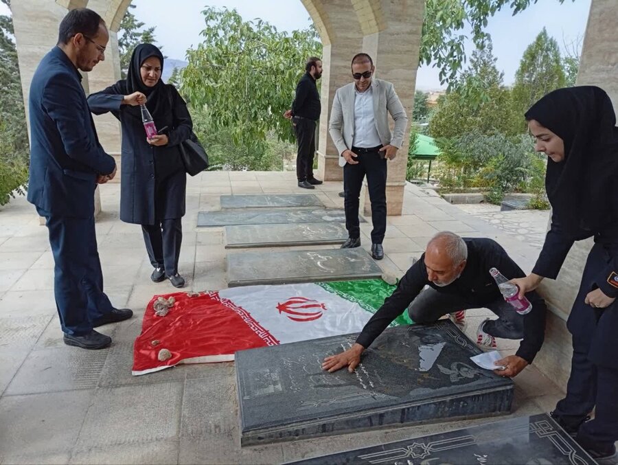 دماوند | غبارروبی و عطر افشانی مزار شهید جنگ تحمیلی ۱۲ روزه و شهدای محله جیلارد